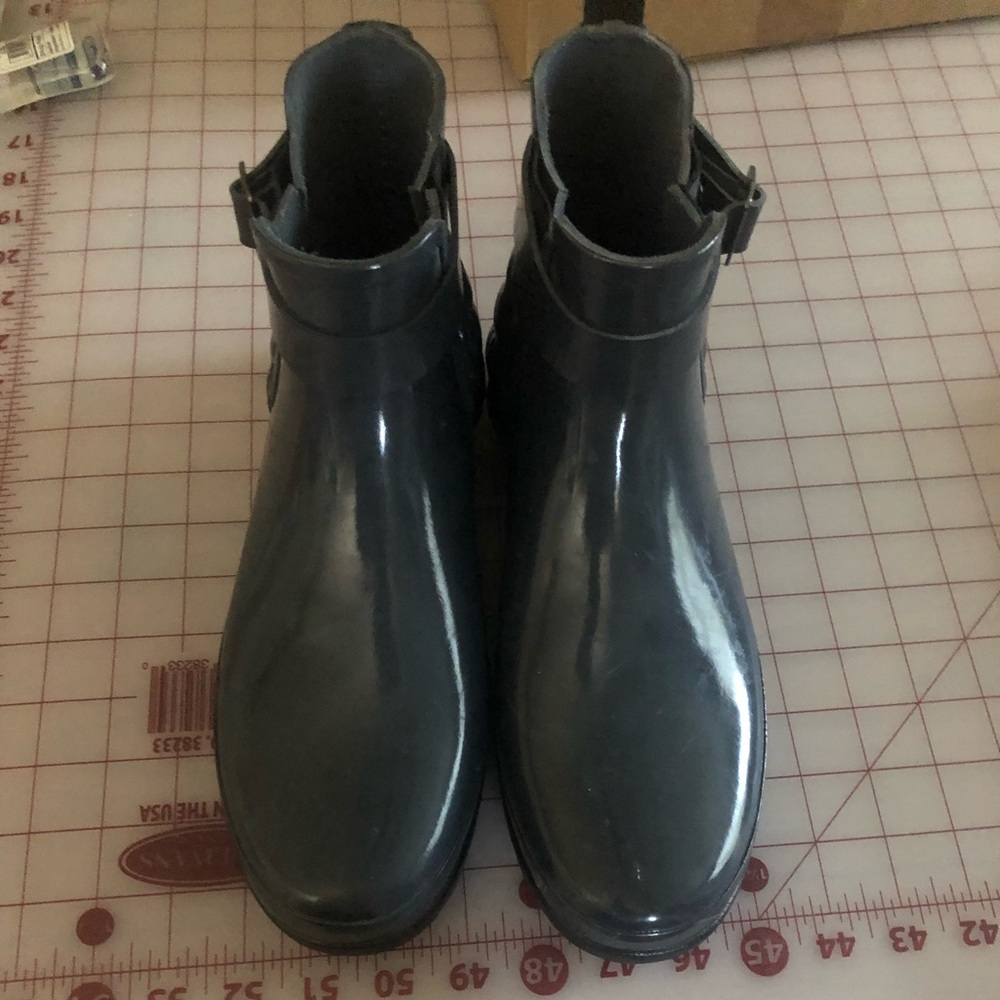 New Hunter ankle length rain boots charcoal in color.